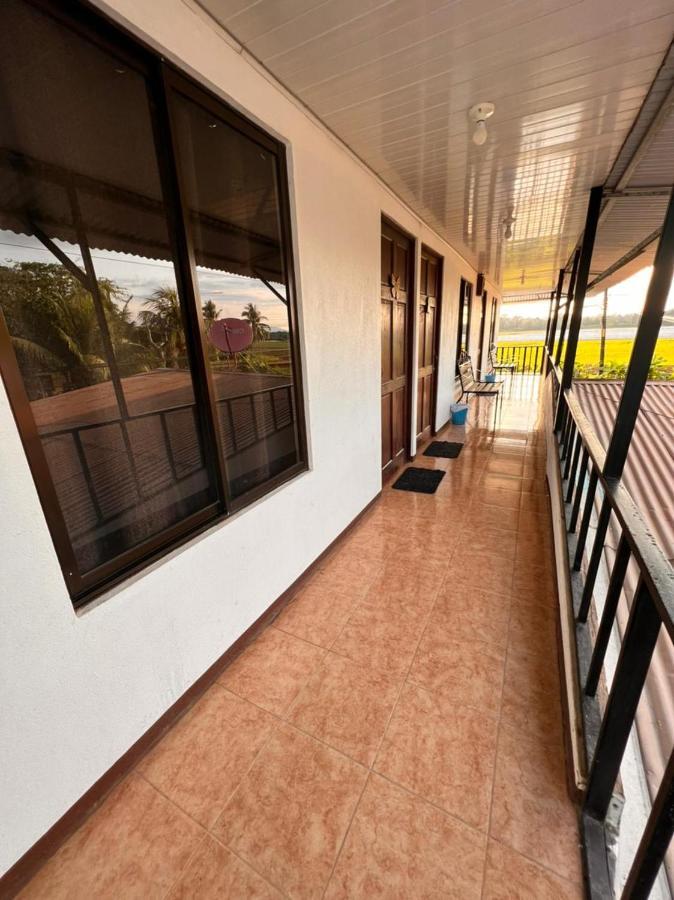 Cabinas Playa Bandera Bed & Breakfast Parrita Bagian luar foto